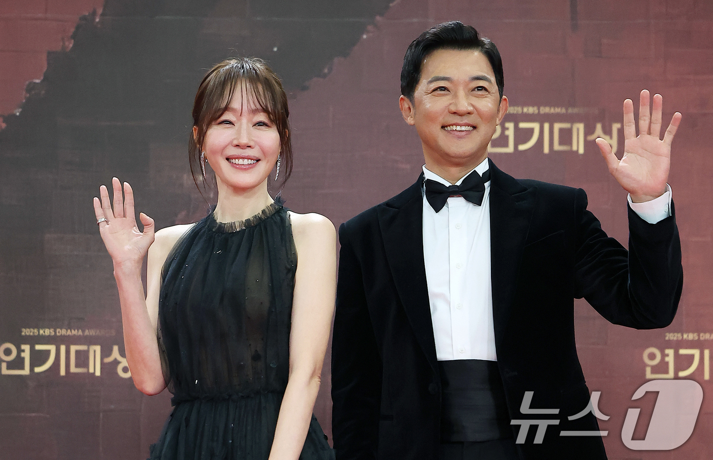(서울=뉴스1) 김진환 기자 = 배우 엄지원과 안재욱이 31일 오후 서울 영등포구 KBS 신관에서 진행된 ‘2025 KBS 연기대상’ 레드카펫 행사에 참석해 포즈를 취하고 있다. …