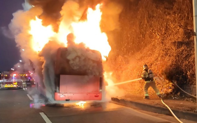 과천봉담도시고속화도로 과천IC 부근서 버스 화재…20여분 만에 완진