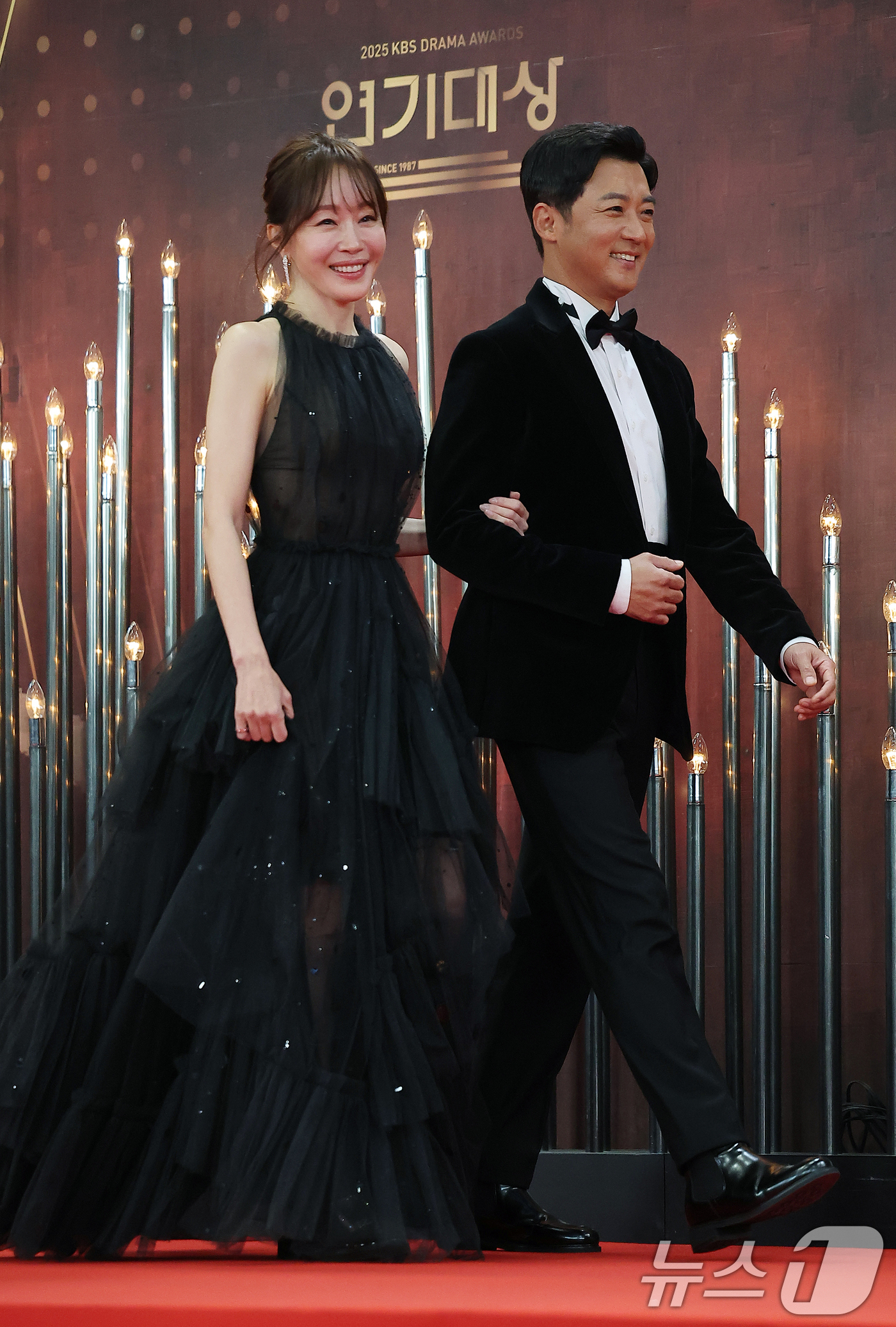 (서울=뉴스1) 김진환 기자 = 배우 엄지원과 안재욱이 31일 오후 서울 영등포구 KBS 신관에서 진행된 ‘2025 KBS 연기대상’ 레드카펫 행사에 참석하고 있다. 2025.12 …