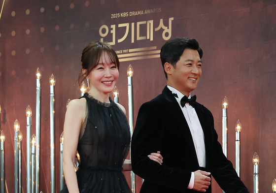 함께 레드카펫 밟는 엄지원·안재욱