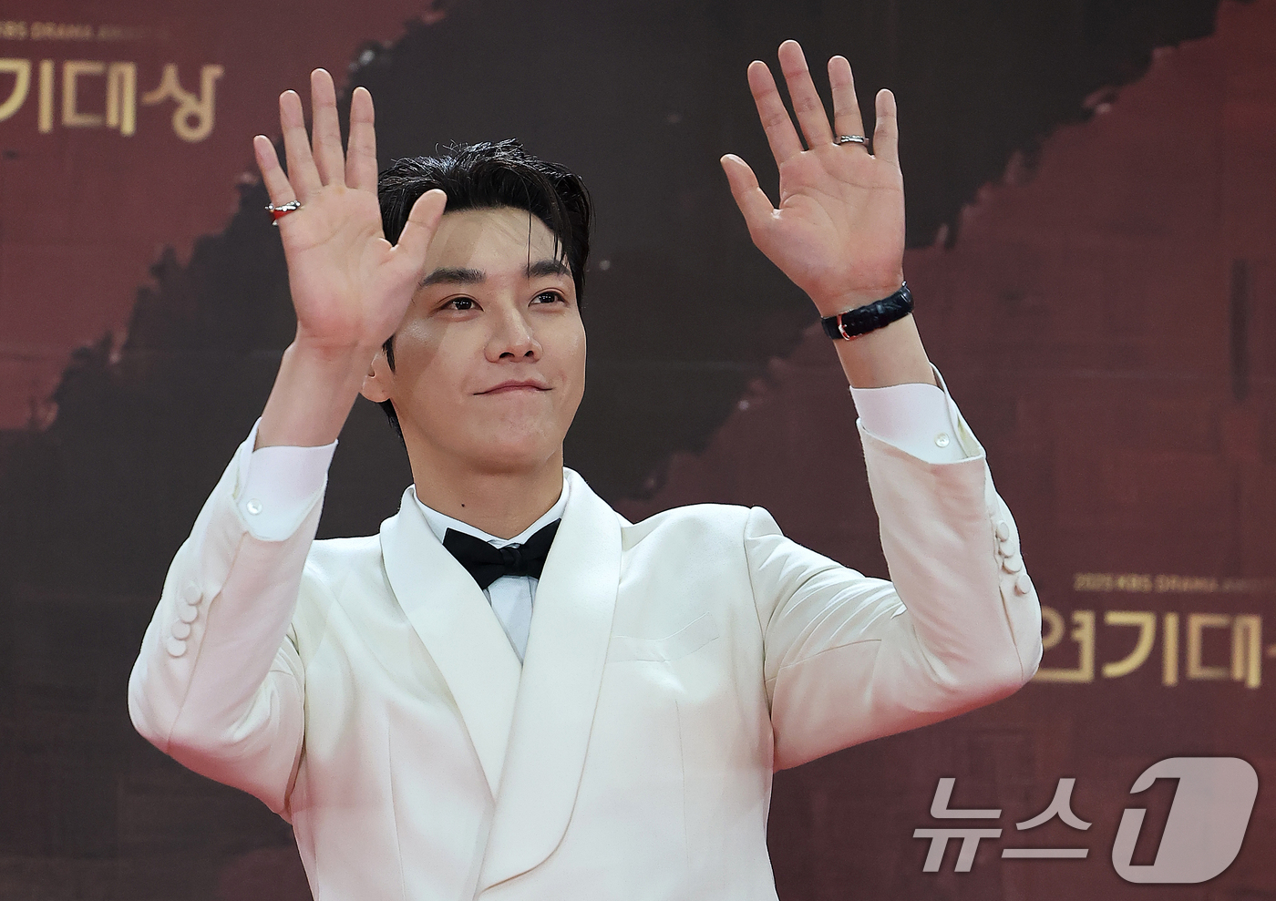 (서울=뉴스1) 김진환 기자 = 배우 김영광이 31일 오후 서울 영등포구 KBS 신관에서 진행된 ‘2025 KBS 연기대상’ 레드카펫 행사에 참석하고 있다. 2025.12.31/뉴 …