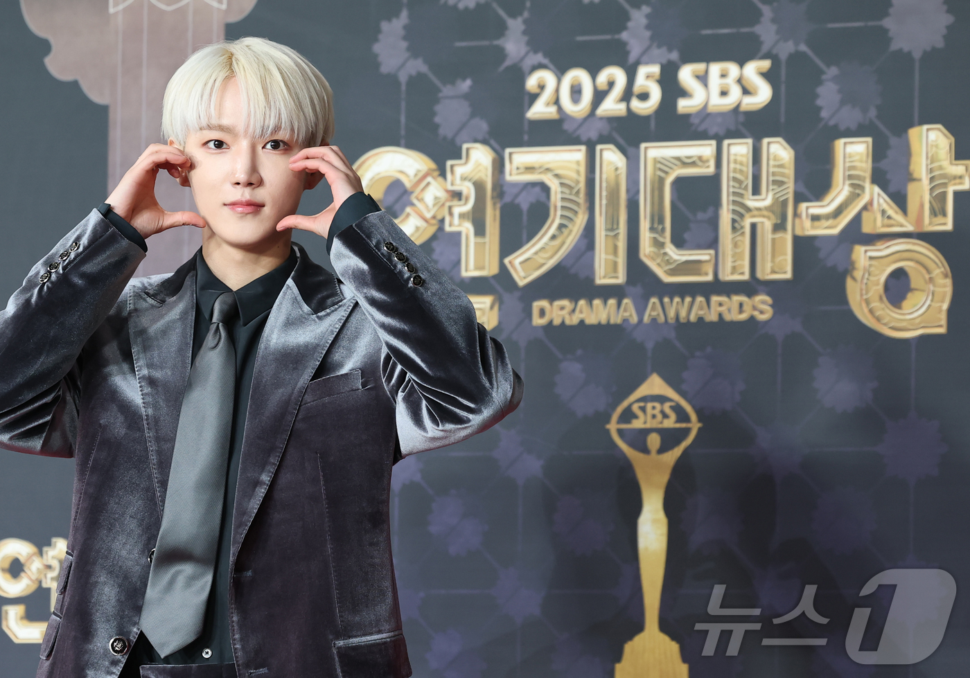 (서울=뉴스1) 권현진 기자 = 배우 하유준이 31일 서울 마포구 SBS프리즘타워에서 열린 ‘2025 SBS 연기대상’ 레드카펫 행사에 참석해 포즈를 취하고 있다. 2025.12. …