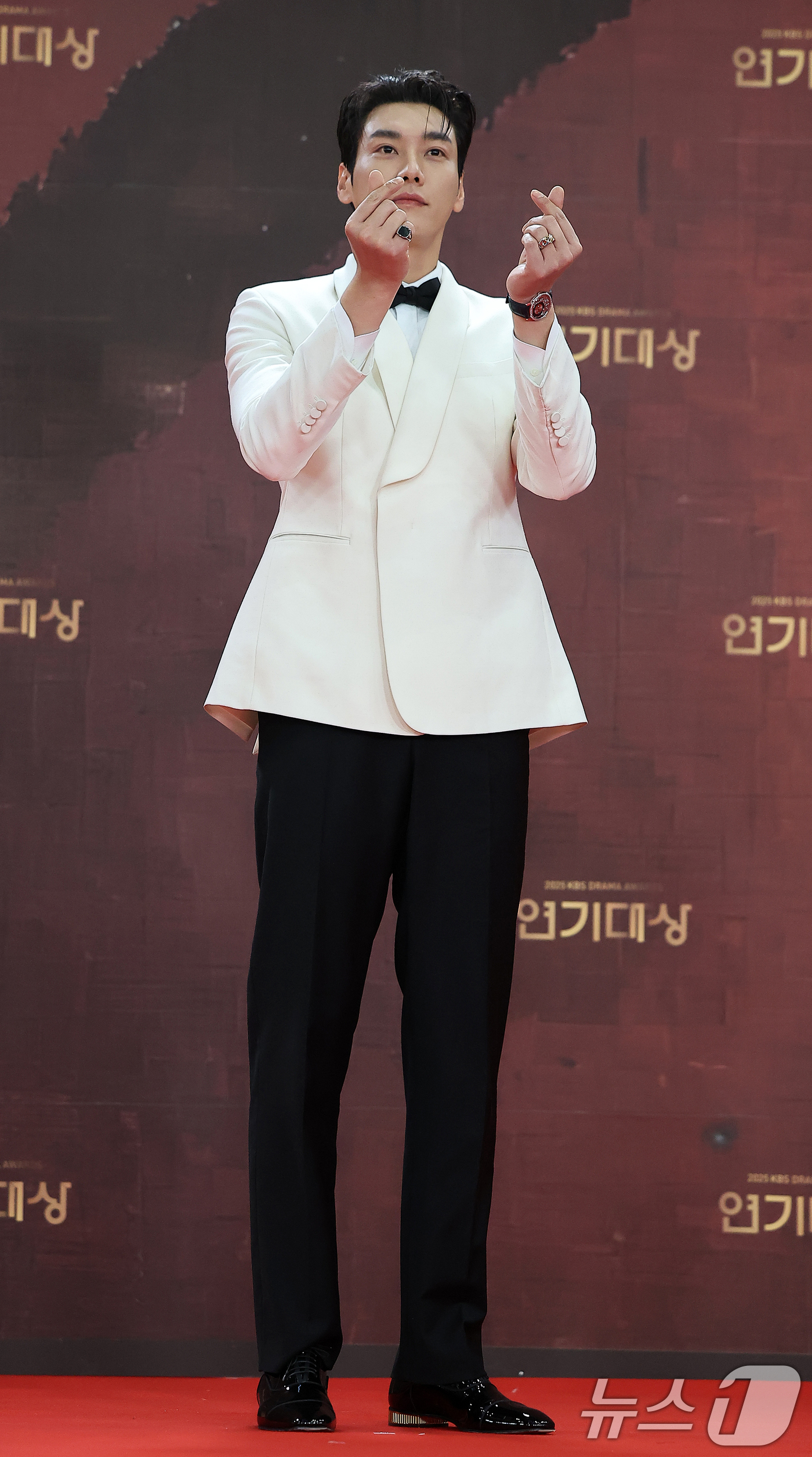 (서울=뉴스1) 김진환 기자 = 배우 김영광이 31일 오후 서울 영등포구 KBS 신관에서 진행된 ‘2025 KBS 연기대상’ 레드카펫 행사에 참석하고 있다. 2025.12.31/뉴 …