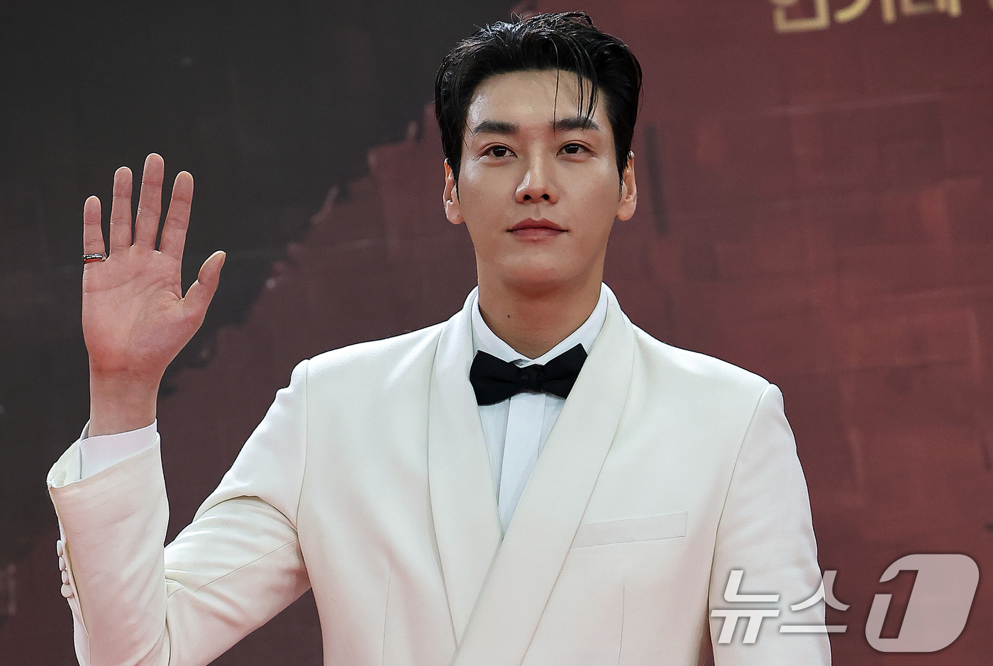 (서울=뉴스1) 김진환 기자 = 배우 김영광이 31일 오후 서울 영등포구 KBS 신관에서 진행된 ‘2025 KBS 연기대상’ 레드카펫 행사에 참석하고 있다. 2025.12.31/뉴 …