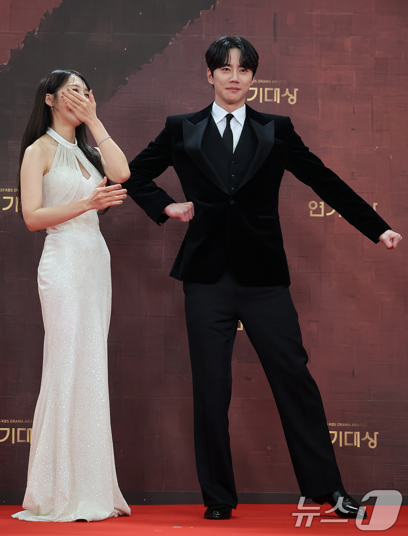 (서울=뉴스1) 김진환 기자 = 배우 정은지와 이준영이 31일 오후 서울 영등포구 KBS 신관에서 진행된 ‘2025 KBS 연기대상’ 레드카펫 행사에 참석해 포즈를 취하고 있다. …