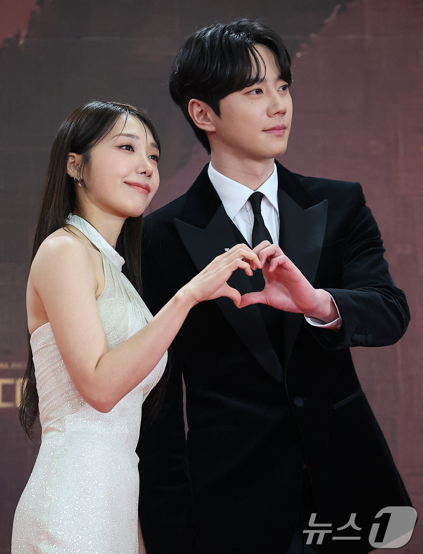 (서울=뉴스1) 김진환 기자 = 배우 정은지와 이준영이 31일 오후 서울 영등포구 KBS 신관에서 진행된 ‘2025 KBS 연기대상’ 레드카펫 행사에 참석해 포즈를 취하고 있다. …