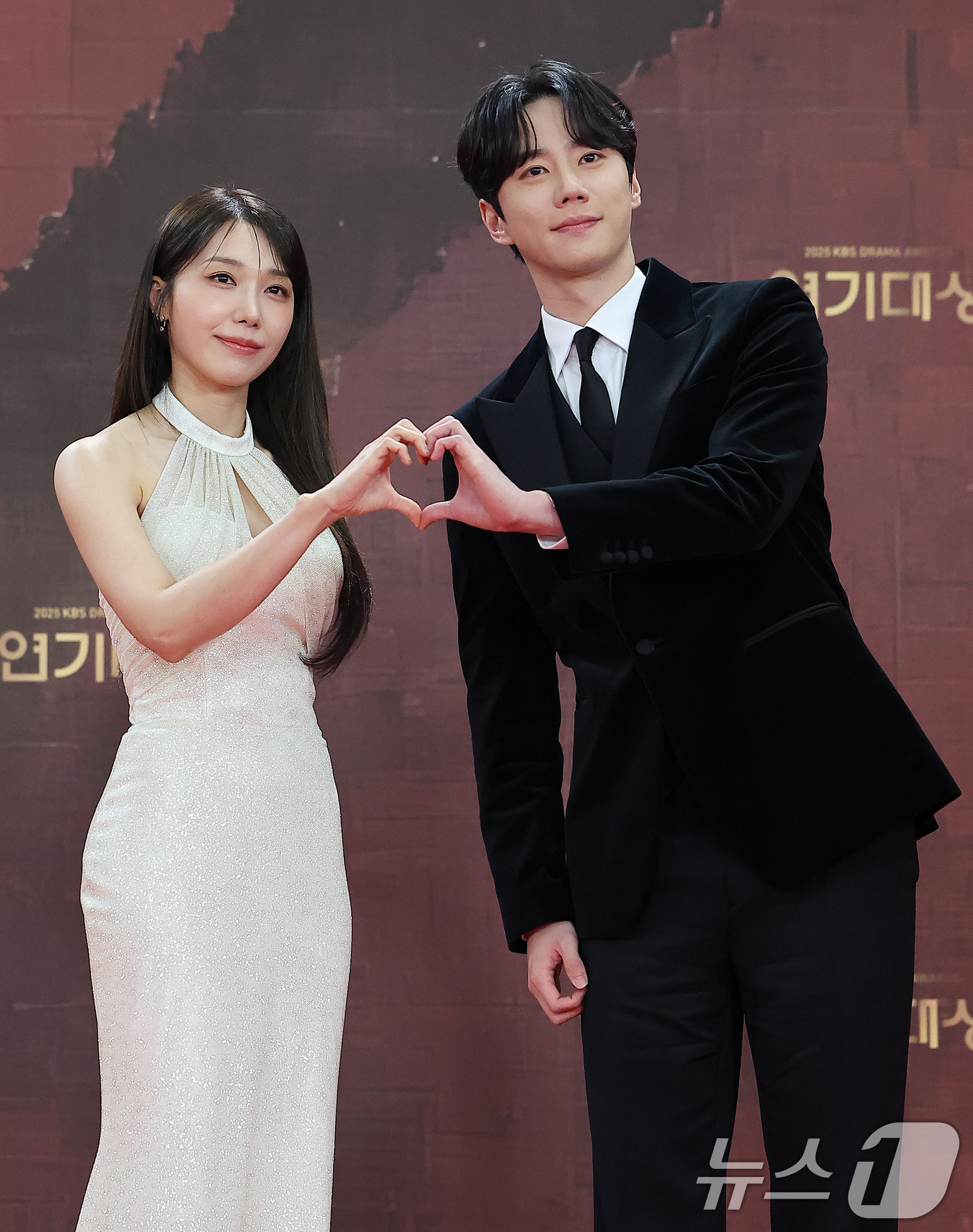 (서울=뉴스1) 김진환 기자 = 배우 정은지와 이준영이 31일 오후 서울 영등포구 KBS 신관에서 진행된 ‘2025 KBS 연기대상’ 레드카펫 행사에 참석해 포즈를 취하고 있다. …