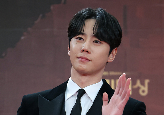 이준영, 부드러운 손인사