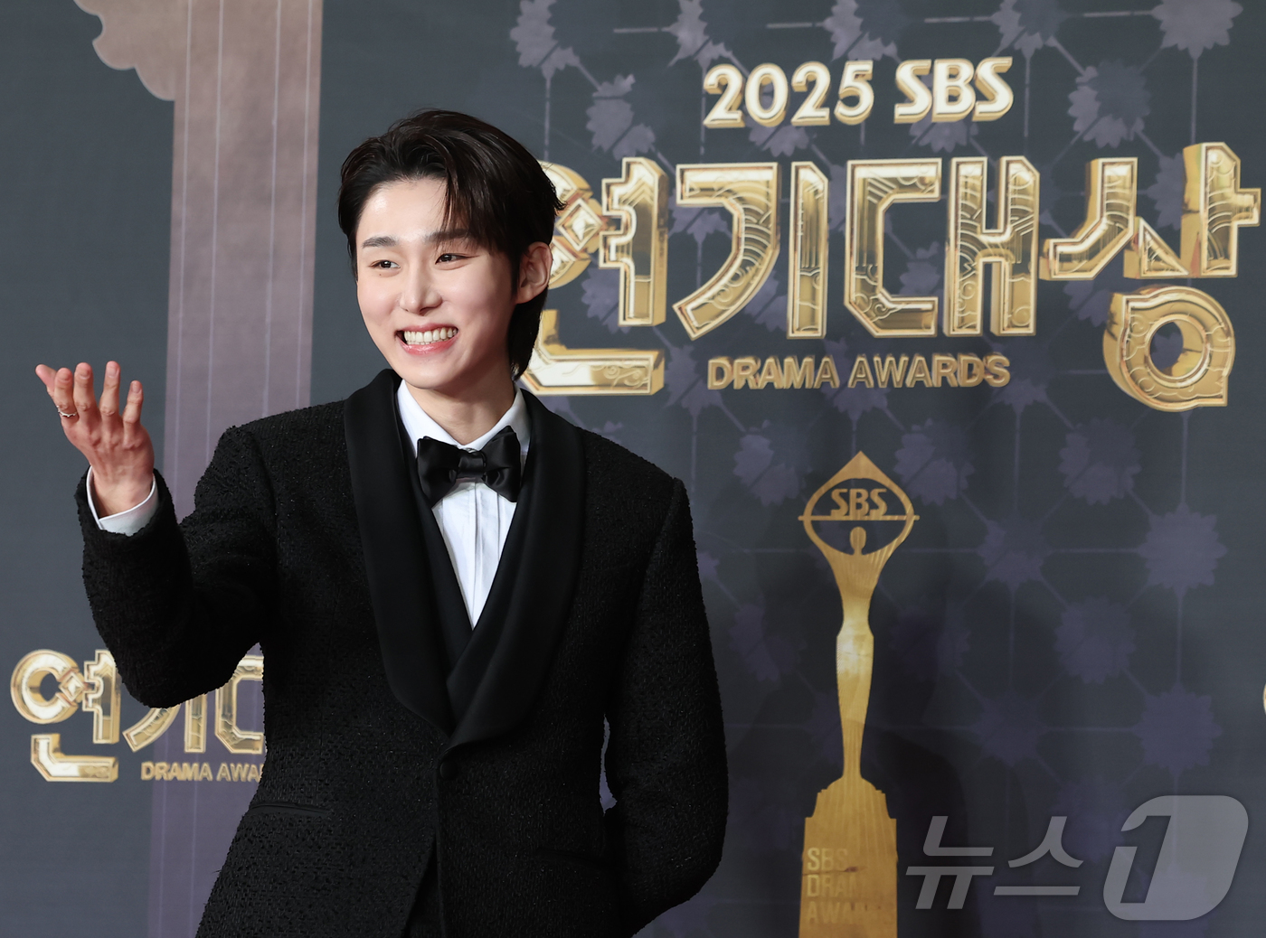 (서울=뉴스1) 권현진 기자 = 배우 서범준이 31일 서울 마포구 SBS프리즘타워에서 열린 ‘2025 SBS 연기대상’ 레드카펫 행사에 참석해 포즈를 취하고 있다. 2025.12. …
