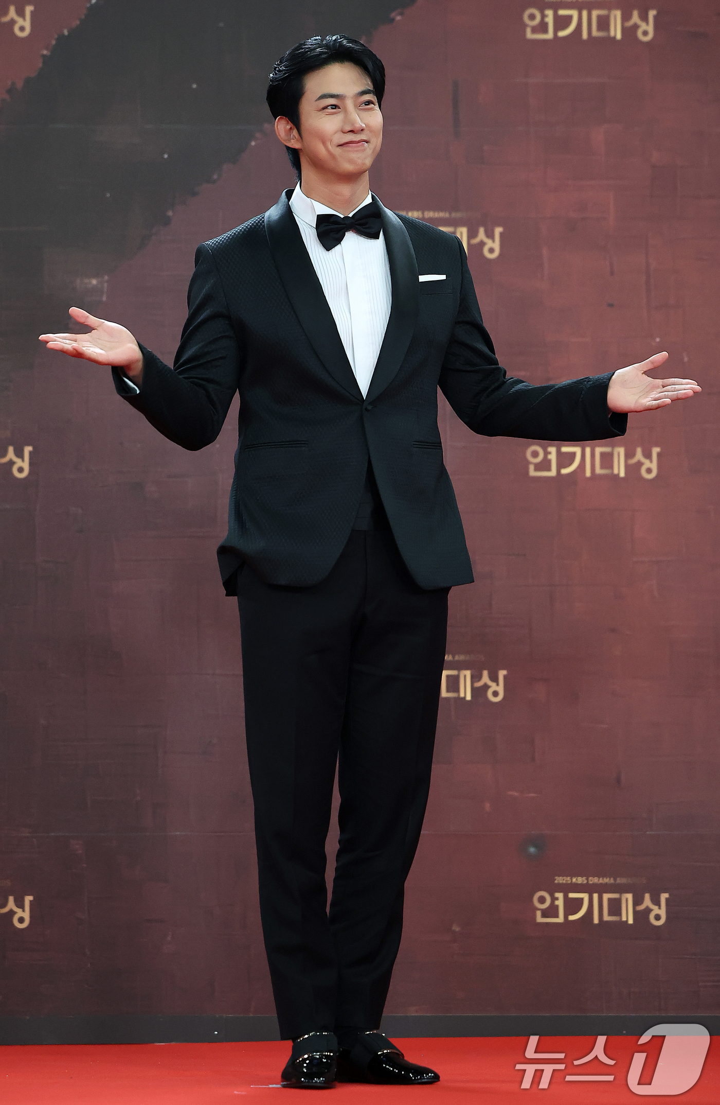 (서울=뉴스1) 김진환 기자 = 배우 옥택연이 31일 오후 서울 영등포구 KBS 신관에서 진행된 ‘2025 KBS 연기대상’ 레드카펫 행사에 참석해 포즈를 취하고 있다. 2025. …