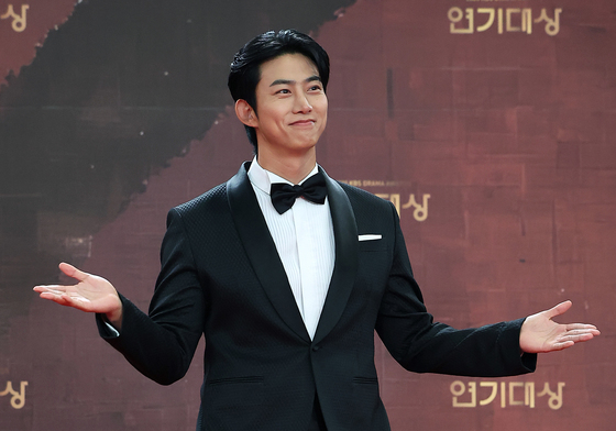 포즈 취하는 옥택연