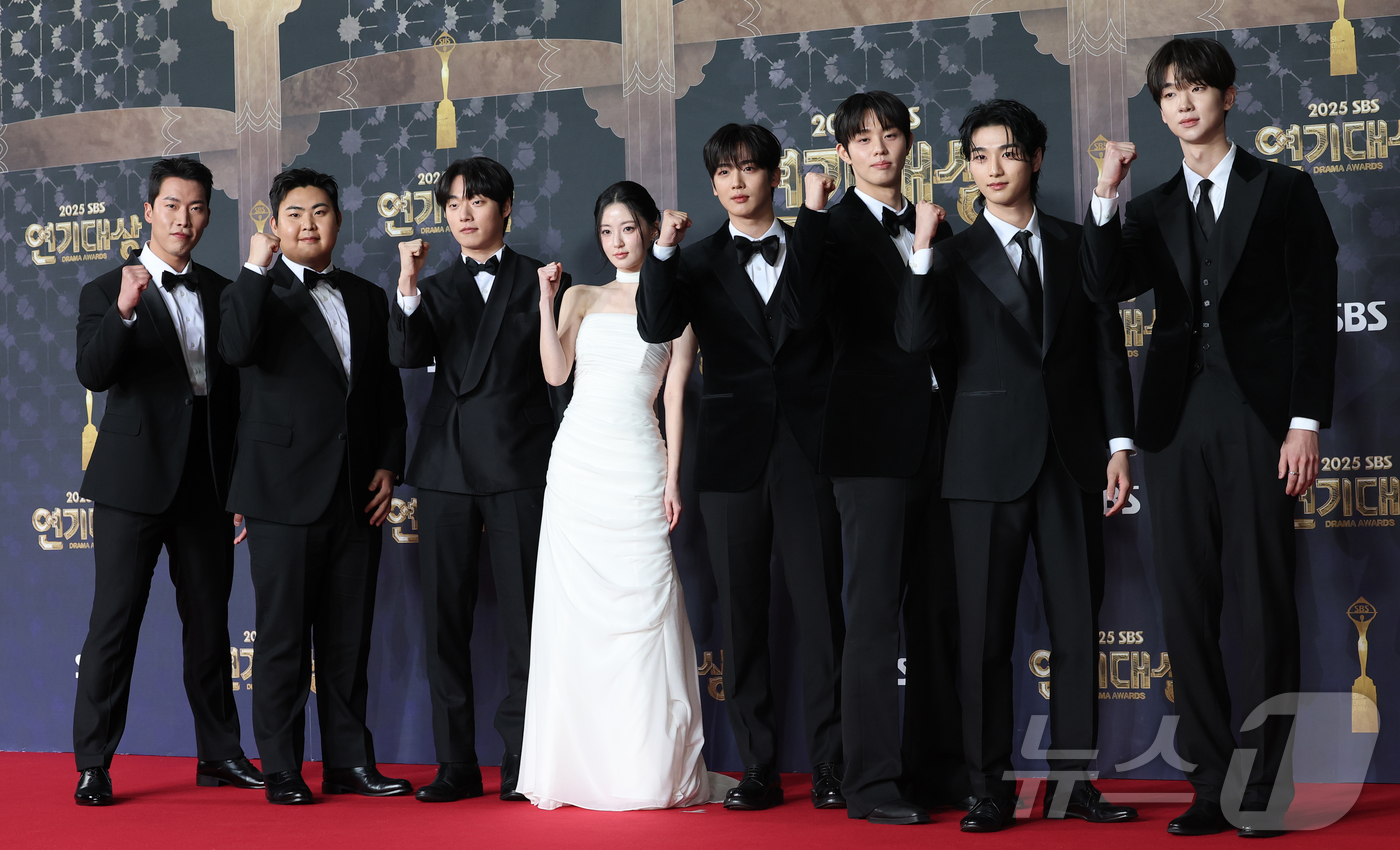 (서울=뉴스1) 권현진 기자 = '트라이' 팀이 31일 서울 마포구 SBS프리즘타워에서 열린 ‘2025 SBS 연기대상’ 레드카펫 행사에 참석해 포즈를 취하고 있다. 2025.12 …