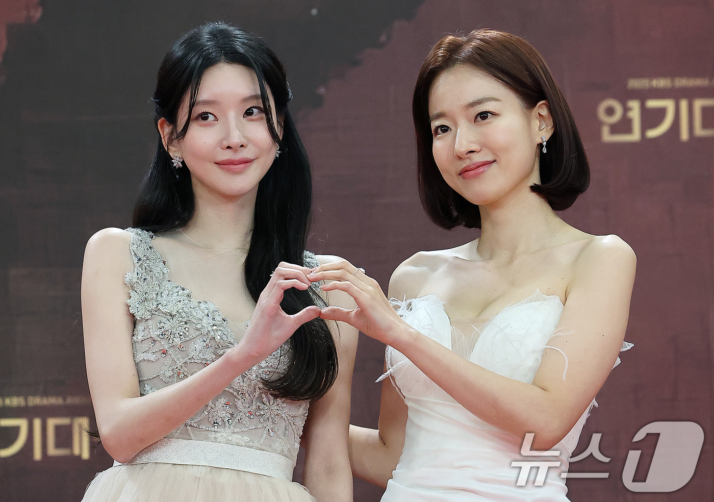 (서울=뉴스1) 김진환 기자 = 배우 이시아와 이효나가 31일 오후 서울 영등포구 KBS 신관에서 진행된 ‘2025 KBS 연기대상’ 레드카펫 행사에 참석해 포즈를 취하고 있다. …