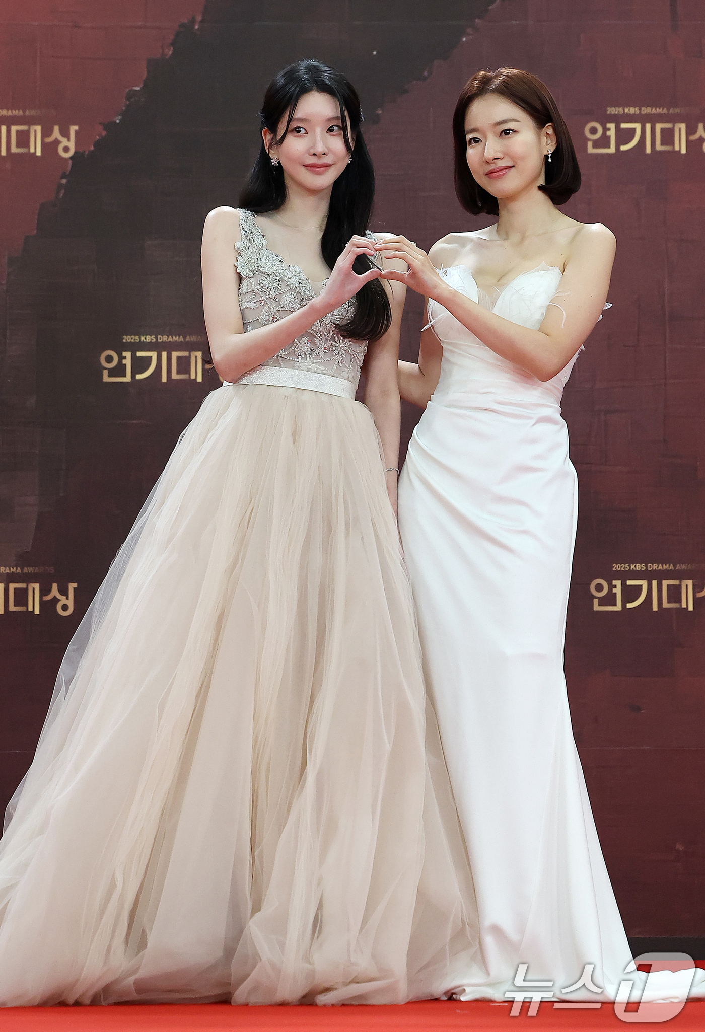 (서울=뉴스1) 김진환 기자 = 배우 이시아와 이효나가 31일 오후 서울 영등포구 KBS 신관에서 진행된 ‘2025 KBS 연기대상’ 레드카펫 행사에 참석해 포즈를 취하고 있다. …