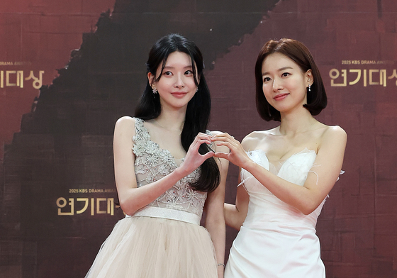 이시아·이효나, 우열을 가리기 힘든 아름다움