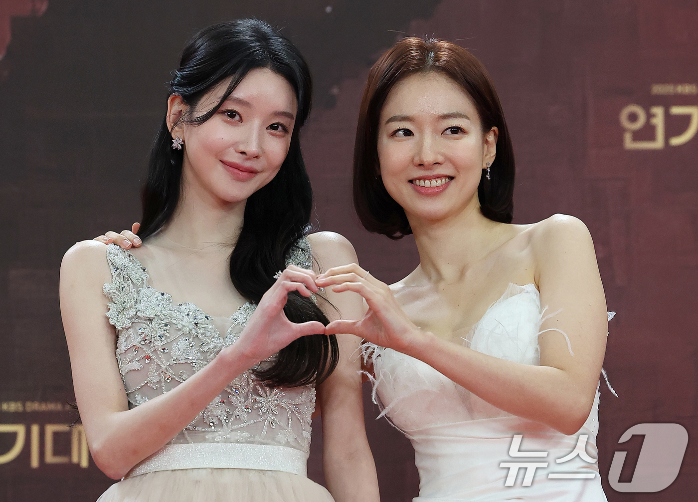 (서울=뉴스1) 김진환 기자 = 배우 이시아와 이효나가 31일 오후 서울 영등포구 KBS 신관에서 진행된 ‘2025 KBS 연기대상’ 레드카펫 행사에 참석해 포즈를 취하고 있다. …