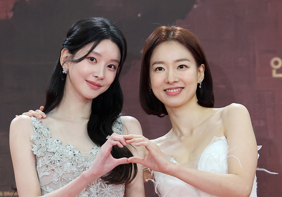 포즈 취하는 이효나·이시아