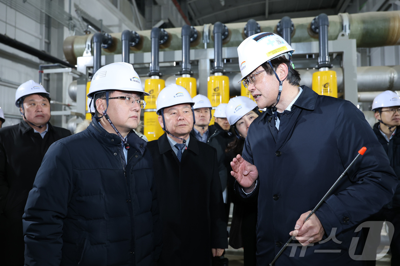 (서울=뉴스1) = 김성환 기후에너지환경부 장관이 31일 충남 서산시 소재 대산임해 해수담수화사업 현장을 방문해 시설 운영 상황을 점검하고 있다. (기후에너지환경부 제공. 재판매 …