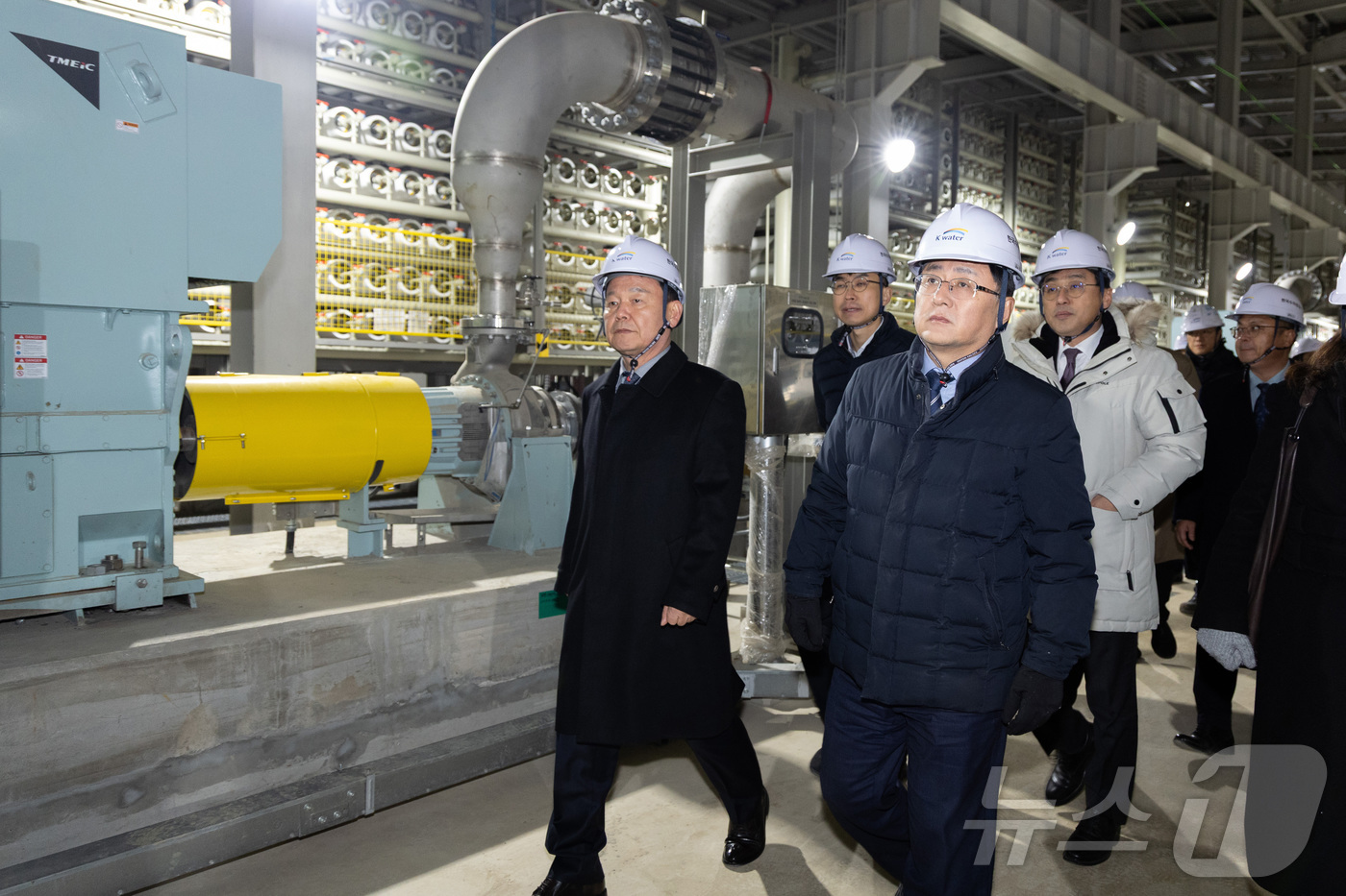 (서울=뉴스1) = 김성환 기후에너지환경부 장관이 31일 충남 서산시 소재 대산임해 해수담수화사업 현장을 방문해 시설 운영 상황을 점검하고 있다. (기후에너지환경부 제공. 재판매 …