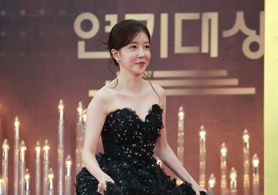 레드카펫 밟는 정인선