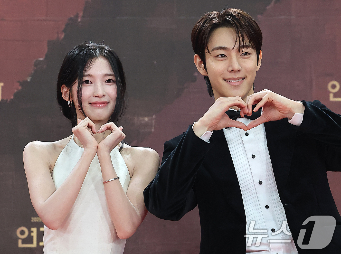 (서울=뉴스1) 김진환 기자 = 배우 아린과 유정후가 31일 오후 서울 영등포구 KBS 신관에서 진행된 ‘2025 KBS 연기대상’ 레드카펫 행사에 참석해 포즈를 취하고 있다. 2 …