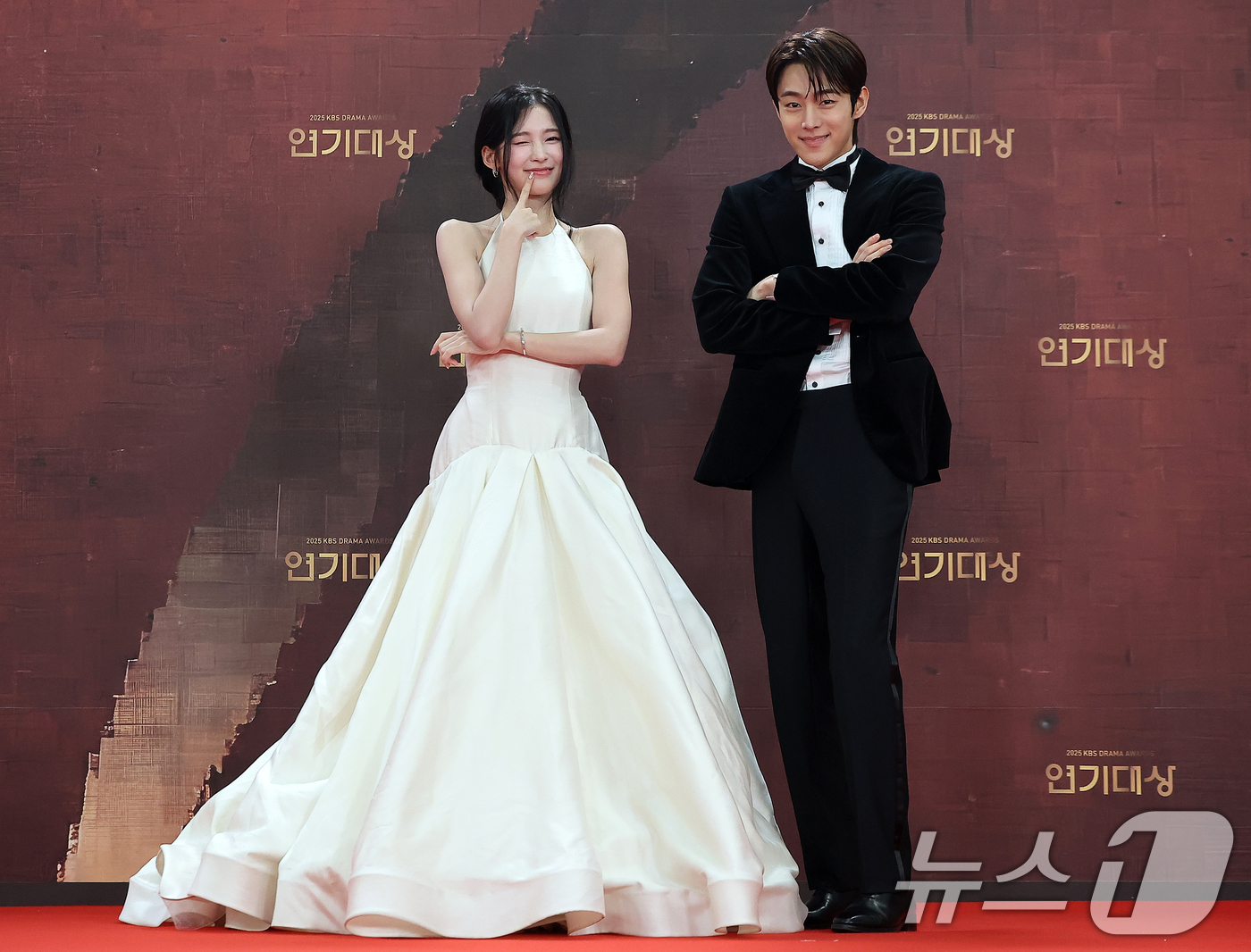 (서울=뉴스1) 김진환 기자 = 배우 아린과 유정후가 31일 오후 서울 영등포구 KBS 신관에서 진행된 ‘2025 KBS 연기대상’ 레드카펫 행사에 참석해 포즈를 취하고 있다. 2 …