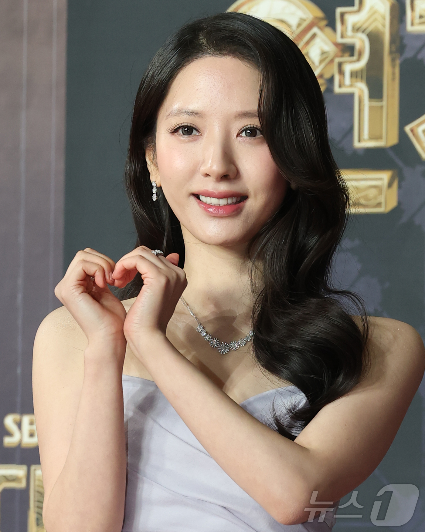 (서울=뉴스1) 권현진 기자 = 배우 김지연이 31일 서울 마포구 SBS프리즘타워에서 열린 ‘2025 SBS 연기대상’ 레드카펫 행사에 참석해 포즈를 취하고 있 2025.12.31 …