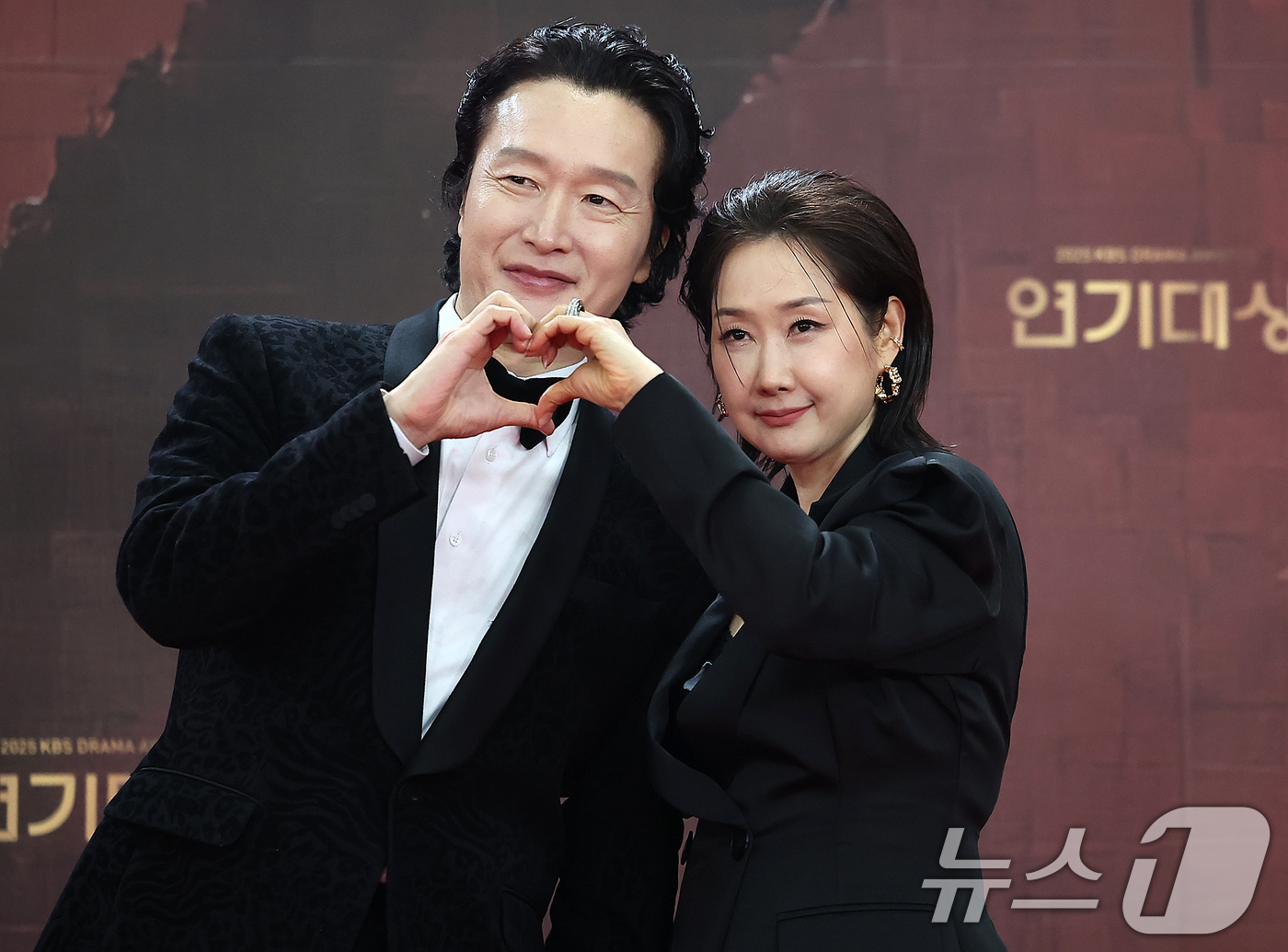 (서울=뉴스1) 김진환 기자 = 배우 최병모와 배해선이 31일 오후 서울 영등포구 KBS 신관에서 진행된 ‘2025 KBS 연기대상’ 레드카펫 행사에 참석해 포즈를 취하고 있다. …