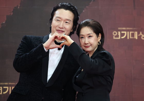 포즈 취하는 최병모·배해선