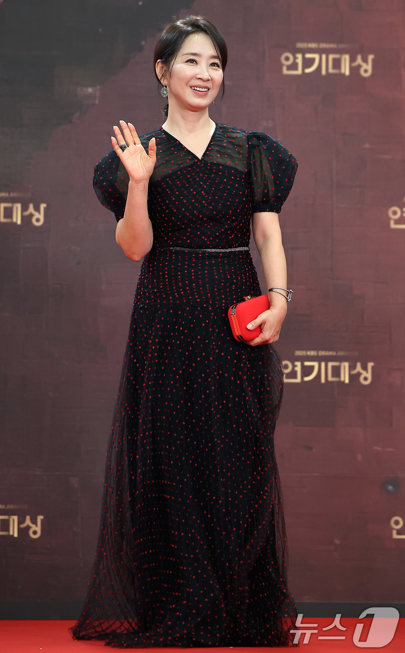 (서울=뉴스1) 김진환 기자 = 배우 윤유선이 31일 오후 서울 영등포구 KBS 신관에서 진행된 ‘2025 KBS 연기대상’ 레드카펫 행사에 참석해 포즈를 취하고 있다. 2025. …