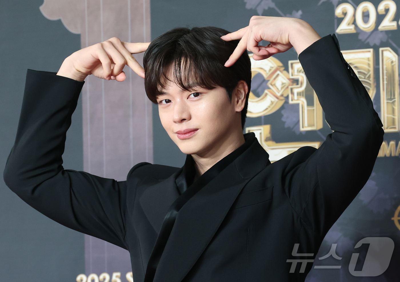 (서울=뉴스1) 권현진 기자 = 배우 육성재가 31일 서울 마포구 SBS프리즘타워에서 열린 ‘2025 SBS 연기대상’ 레드카펫 행사에 참석해 포즈를 취하고 있다. 2025.12. …