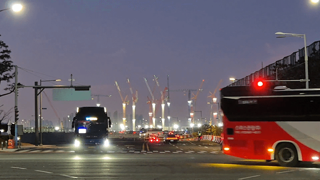 본문 이미지 - 경기 평택시 삼성전자 평택캠퍼스 5공장(P5) 전경. 오전 6시부터 인부들과 직원들을 수송하는 통근버스 행렬이 이어지고 있다.2025.12.22/뉴스1 최동현 기자