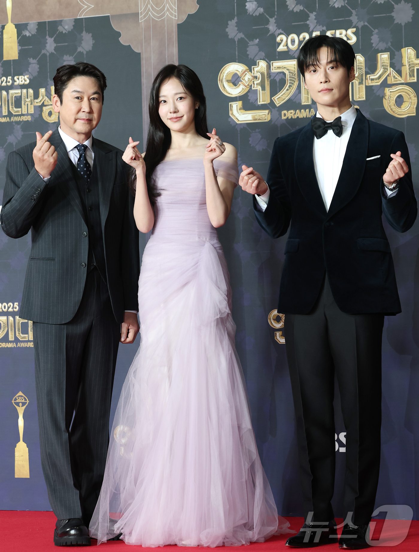 (서울=뉴스1) 권현진 기자 = MC 신동엽(왼쪽부터)과 채원빈, 허남준이 31일 서울 마포구 SBS프리즘타워에서 열린 ‘2025 SBS 연기대상’ 레드카펫 행사에 참석해 포즈를 …