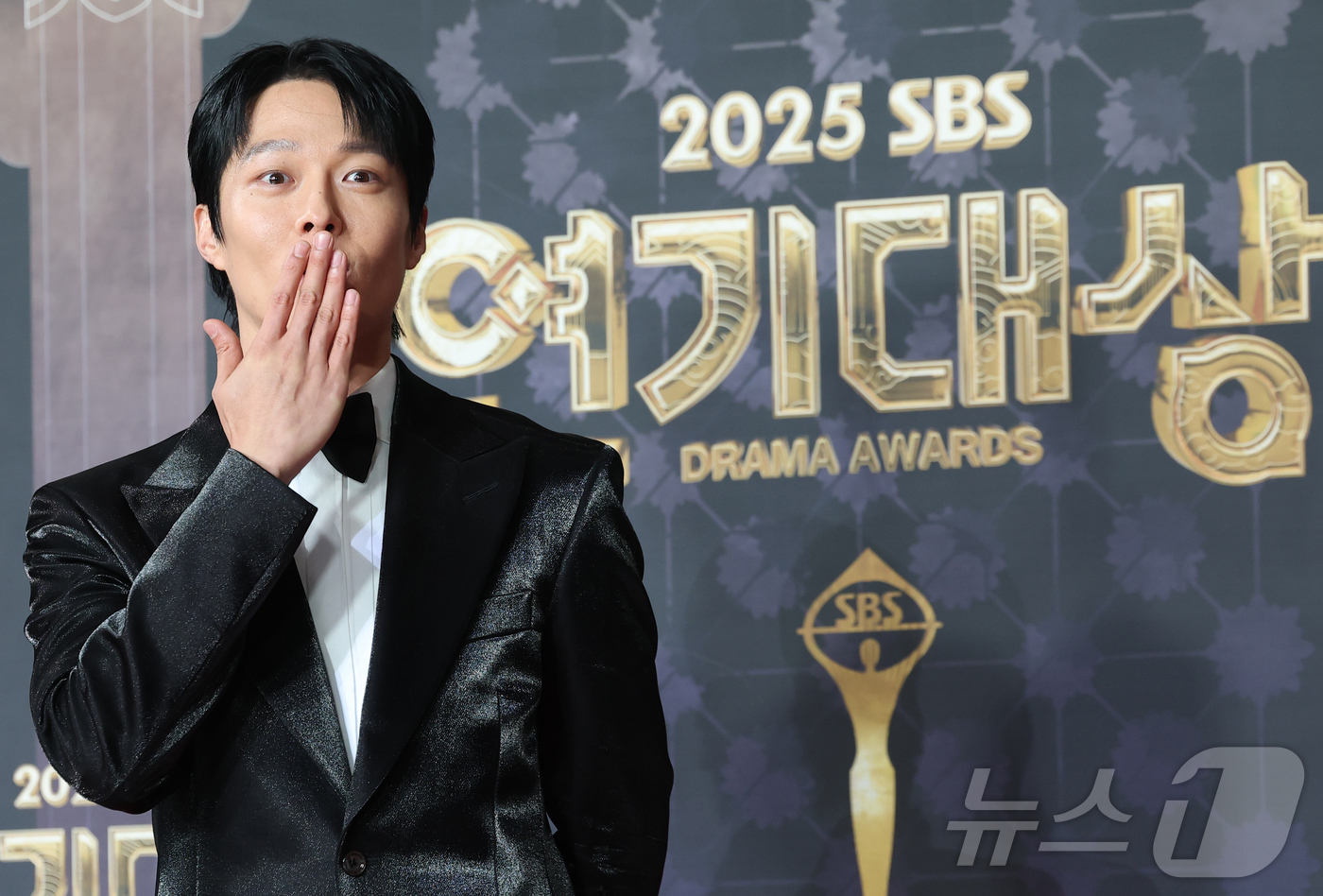 (서울=뉴스1) 권현진 기자 = 배우 장기용이 31일 서울 마포구 SBS프리즘타워에서 열린 ‘2025 SBS 연기대상’ 레드카펫 행사에 참석해 포즈를 취하고 있다. 2025.12. …
