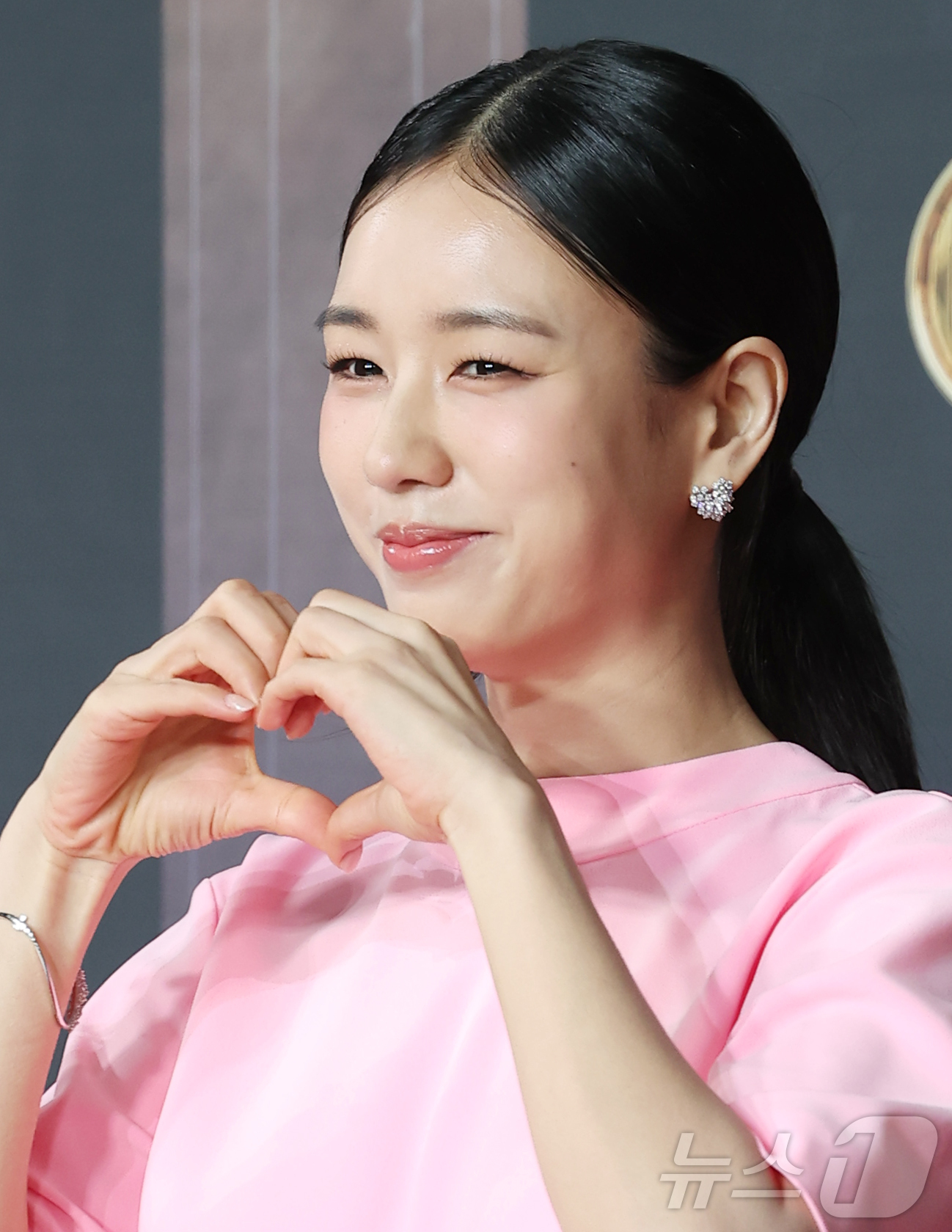 (서울=뉴스1) 권현진 기자 = 배우 안은진이 31일 서울 마포구 SBS프리즘타워에서 열린 ‘2025 SBS 연기대상’ 레드카펫 행사에 참석해 포즈를 취하고 있다. 2025.12. …