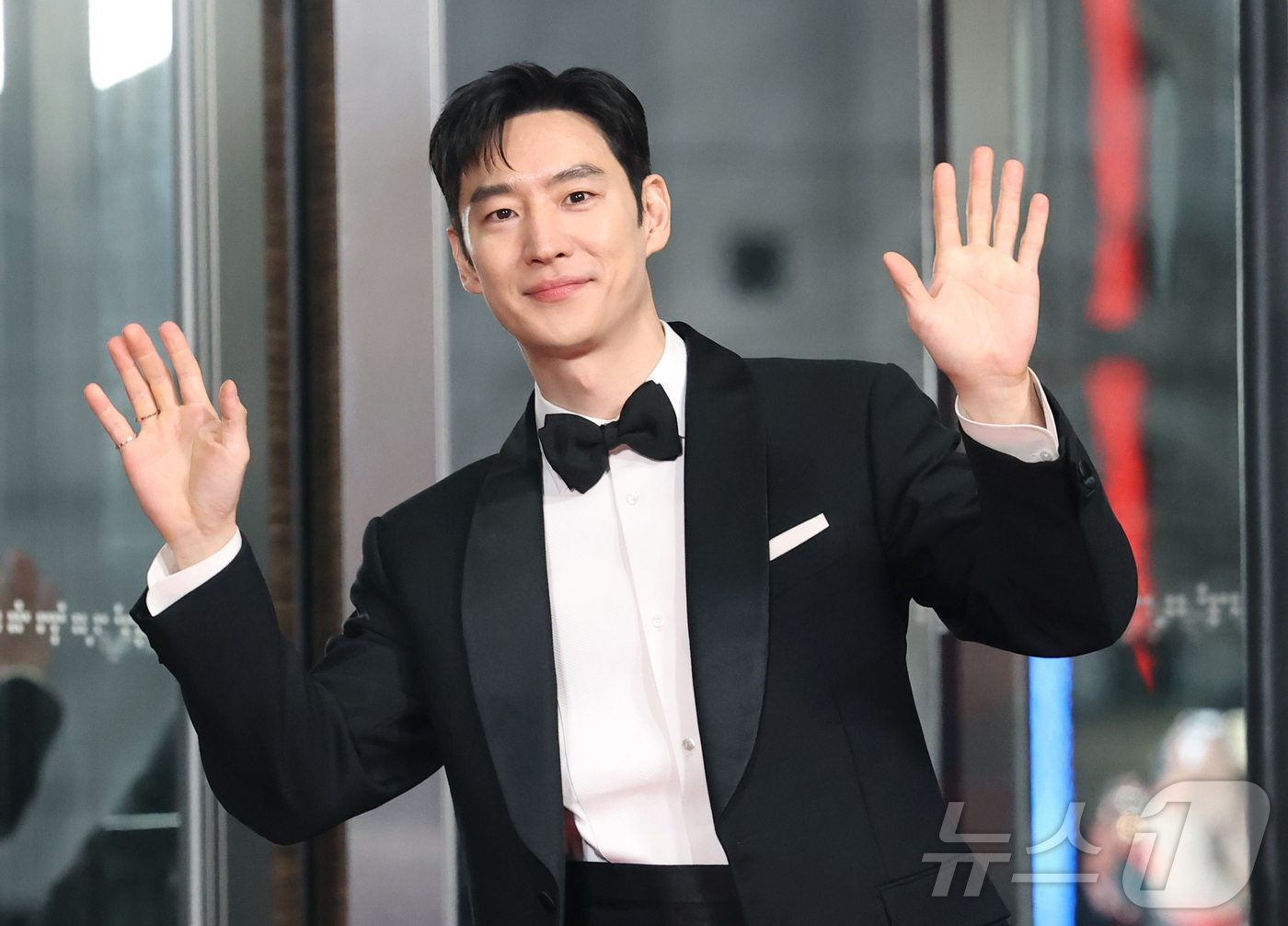 (서울=뉴스1) 권현진 기자 = 배우 이제훈이 31일 서울 마포구 SBS프리즘타워에서 열린 ‘2025 SBS 연기대상’ 레드카펫 행사에 참석하고 있다. 2025.12.31/뉴스1