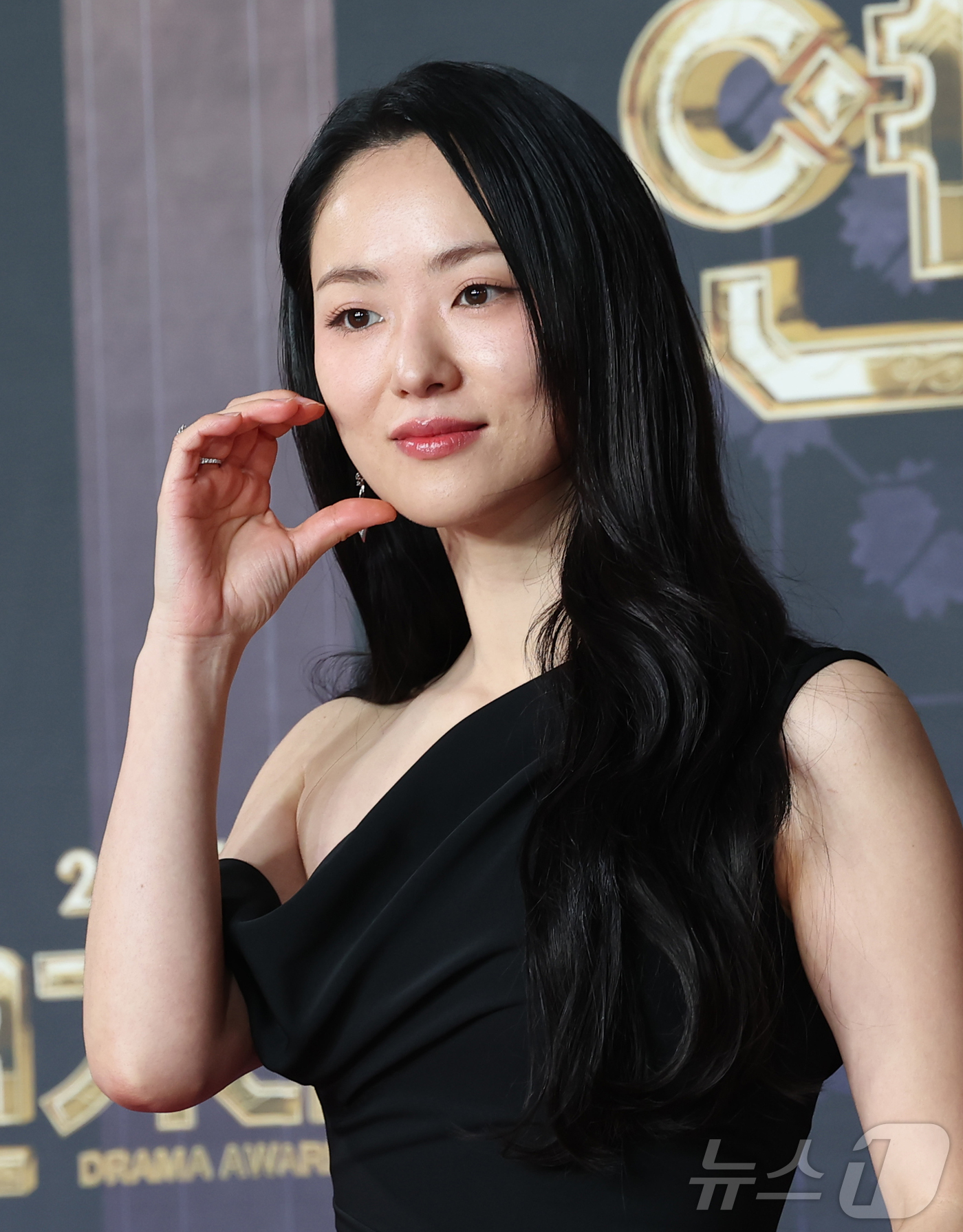 (서울=뉴스1) 권현진 기자 = 배우 전여빈이 31일 서울 마포구 SBS프리즘타워에서 열린 ‘2025 SBS 연기대상’ 레드카펫 행사에 참석해 포즈를 취하고 있다. 2025.12. …