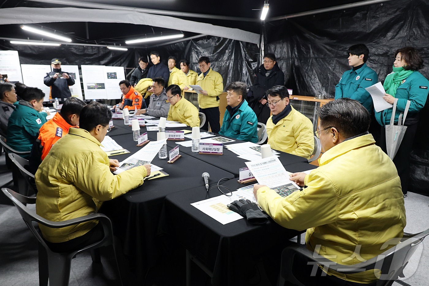 (서울=뉴스1) = 윤호중 행정안전부 장관이 31일 오후 서울 종로구 보신각 제야의 종 타종행사를 앞두고 일대 인파관리대책 등 안전 상황점검을 하고 있다. (행정안전부 제공. 재판 …