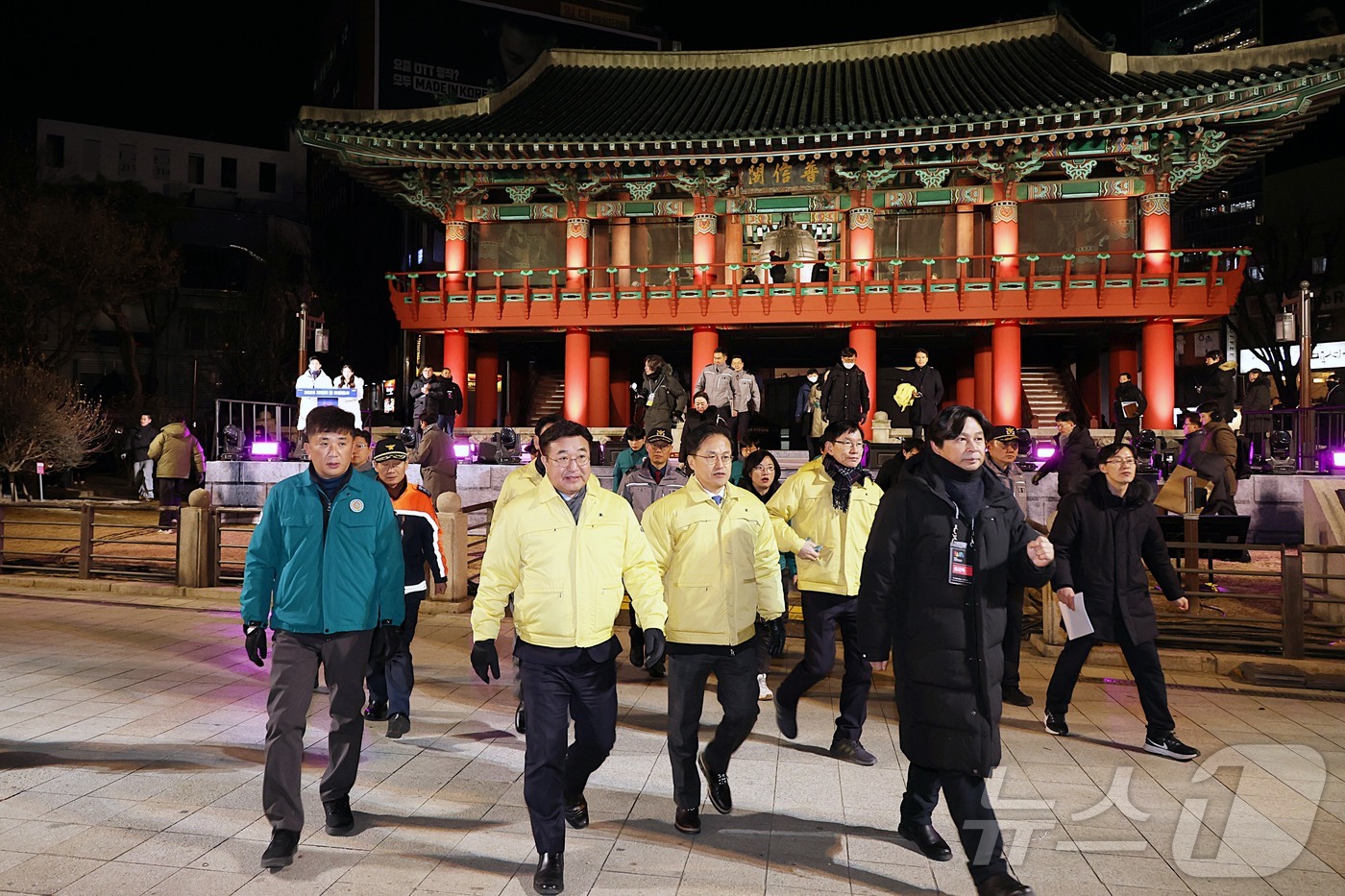 (서울=뉴스1) = 윤호중 행정안전부 장관이 31일 오후 서울 종로구 보신각 제야의 종 타종행사를 앞두고 일대 인파관리대책 등 안전 현장점검을 하고 있다. (행정안전부 제공. 재판 …