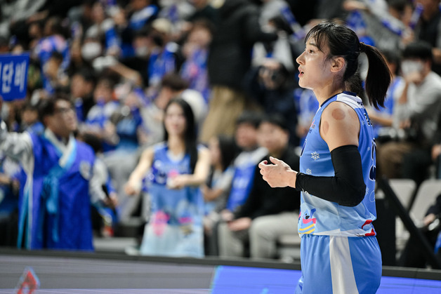 '김단비 27점' 우리은행, 올해 마지막 경기서 BNK 75-61 제압