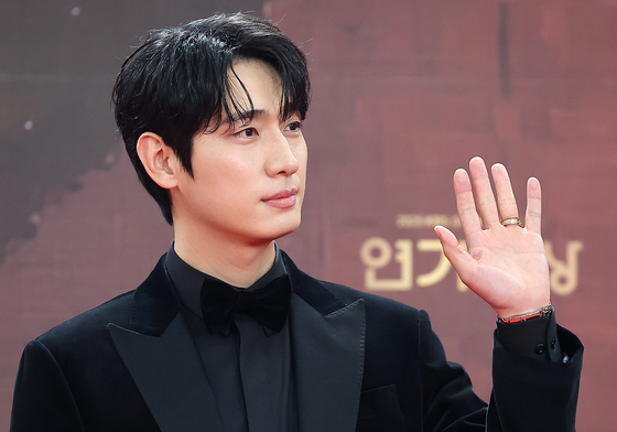 윤박, 젠틀한 손인사