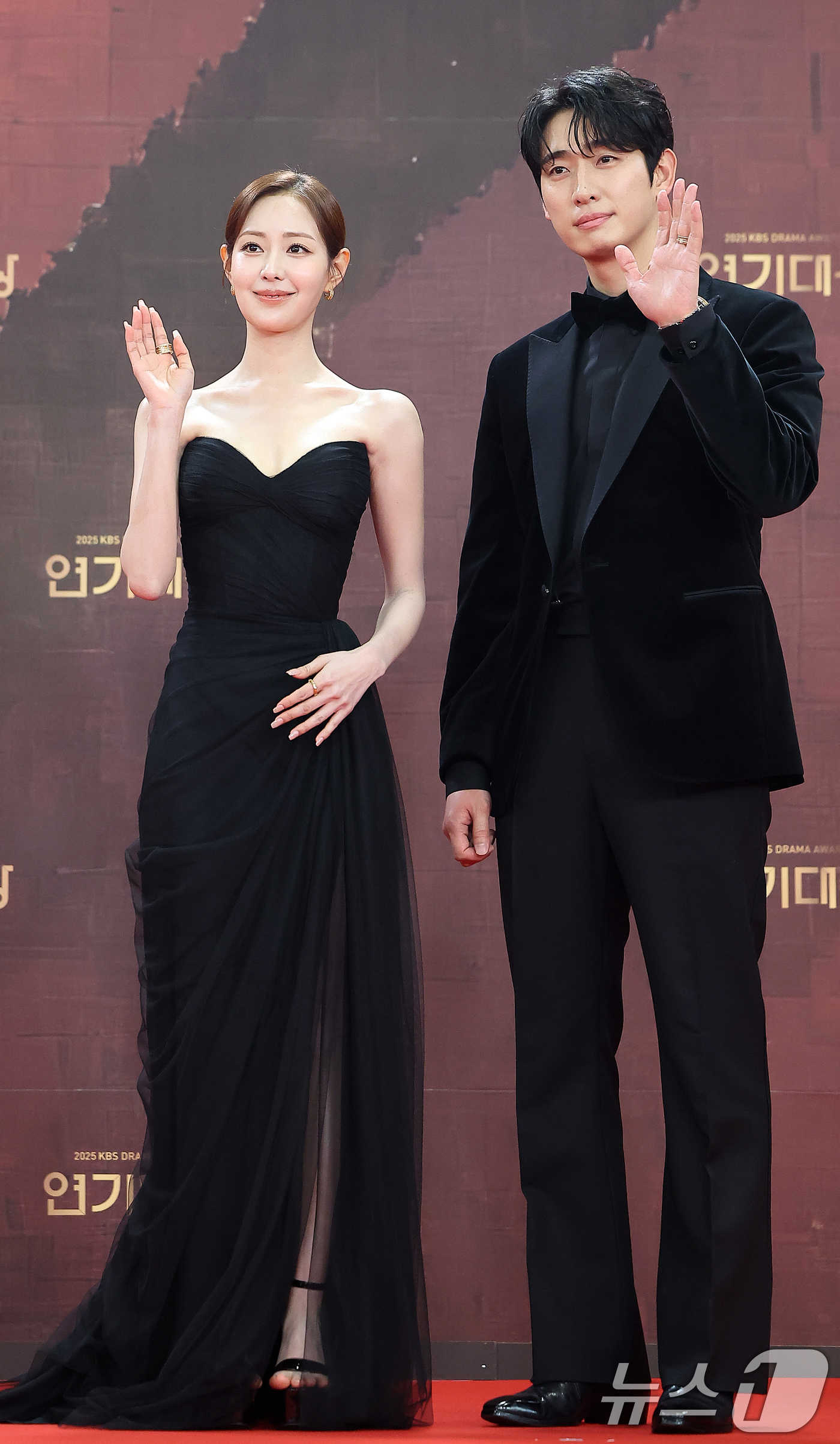 (서울=뉴스1) 김진환 기자 = 배우 신슬기와 윤박이 31일 오후 서울 영등포구 KBS 신관에서 진행된 ‘2025 KBS 연기대상’ 레드카펫 행사에 참석해 포즈를 취하고 있다. 2 …