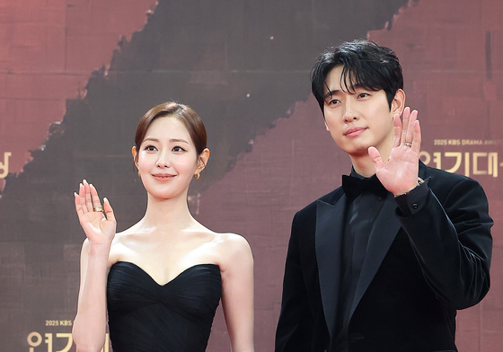 신슬기·윤박 '블랙 맞춤'