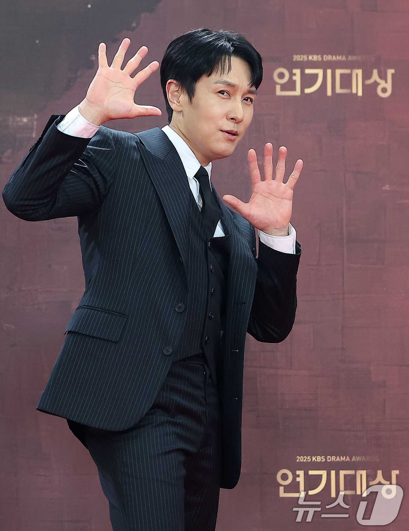 (서울=뉴스1) 김진환 기자 = 배우 김동완이 31일 오후 서울 영등포구 KBS 신관에서 진행된 ‘2025 KBS 연기대상’ 레드카펫 행사에 참석해 포즈를 취하고 있다. 2025. …