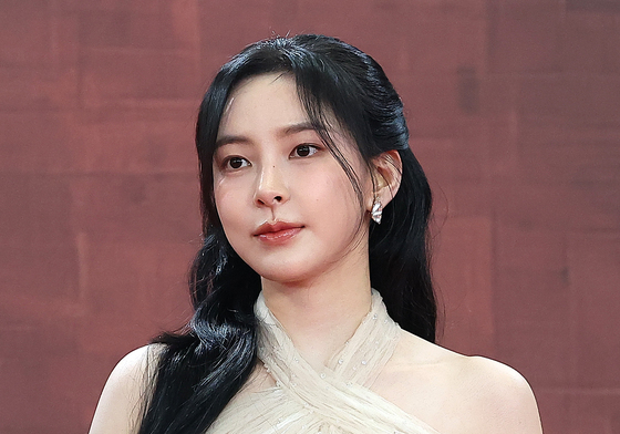 신수현, 강렬한 눈빛