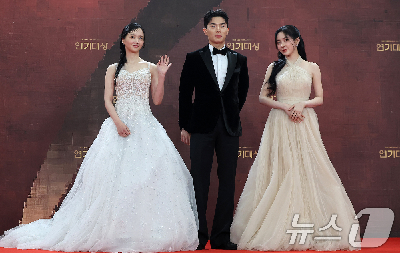 (서울=뉴스1) 김진환 기자 = 배우 박정연(왼쪽부터), 손상연, 신수현이 31일 오후 서울 영등포구 KBS 신관에서 진행된 ‘2025 KBS 연기대상’ 레드카펫 행사에 참석해 포 …