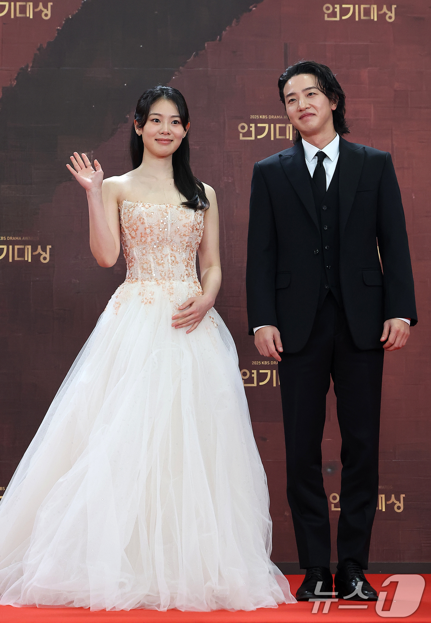 (서울=뉴스1) 김진환 기자 = 배우 권한솔과 이태선이 31일 오후 서울 영등포구 KBS 신관에서 진행된 ‘2025 KBS 연기대상’ 레드카펫 행사에 참석해 포즈를 취하고 있다. …