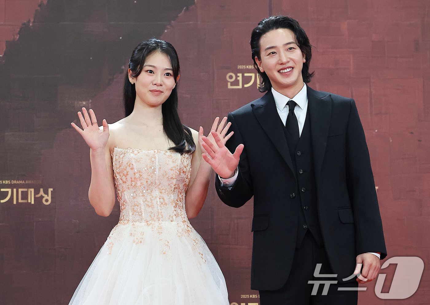 (서울=뉴스1) 김진환 기자 = 배우 권한솔과 이태선이 31일 오후 서울 영등포구 KBS 신관에서 진행된 ‘2025 KBS 연기대상’ 레드카펫 행사에 참석해 포즈를 취하고 있다. …