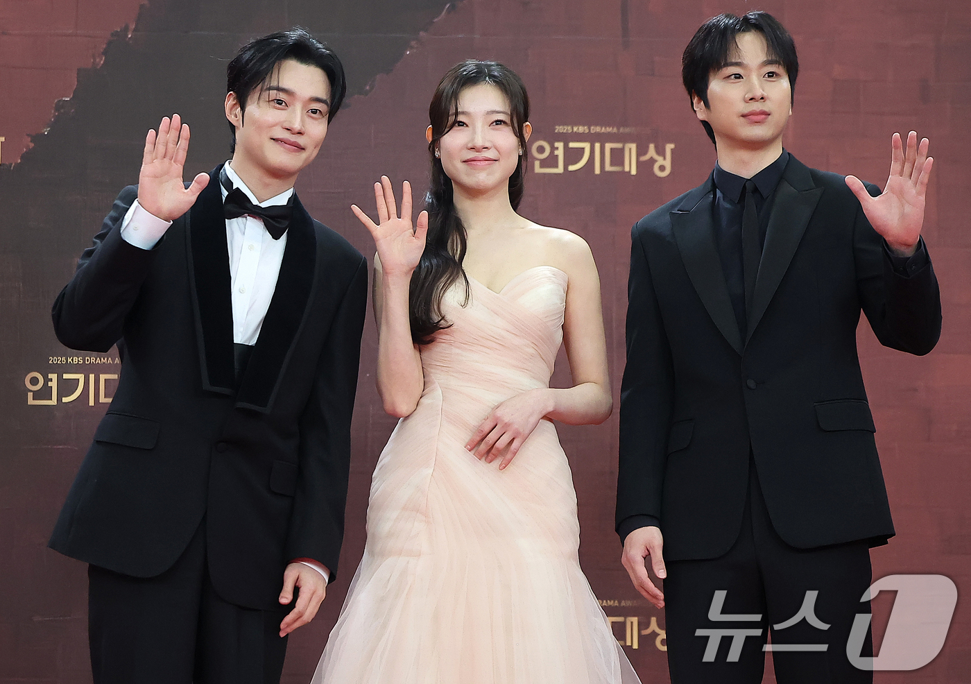 (서울=뉴스1) 김진환 기자 = 배우 양대혁(왼쪽부터), 김이영, 문동혁이 31일 오후 서울 영등포구 KBS 신관에서 진행된 ‘2025 KBS 연기대상’ 레드카펫 행사에 참석해 포 …