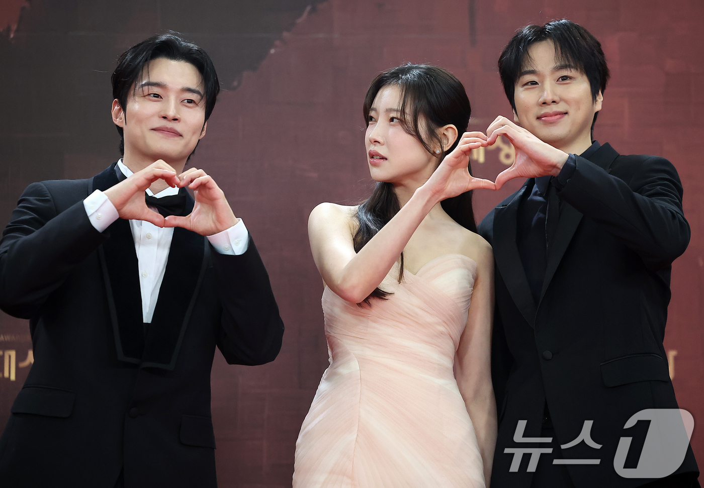 (서울=뉴스1) 김진환 기자 = 배우 양대혁(왼쪽부터), 김이영, 문동혁이 31일 오후 서울 영등포구 KBS 신관에서 진행된 ‘2025 KBS 연기대상’ 레드카펫 행사에 참석해 포 …